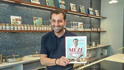 Ali G&uuml;ng&ouml;rm&uuml;s ist sehr stolz auf sein neuestes Kochbuch. Die Inspiration daf&uuml;r kommt zum Gro&szlig;teil aus seiner t&uuml;rkischen Familie.