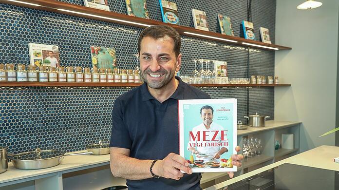 Ali Güngörmüs ist sehr stolz auf sein neuestes Kochbuch. Die Inspiration dafür kommt zum Großteil aus seiner türkischen Familie.