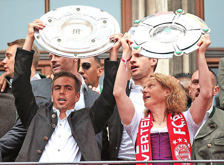 Gemeinsame Meisterparty im Jahr 2016: Philipp Lahm und Melanie Behringer (r.), die damalige Kapitänin der Bayern-Frauen.  firo/Augenklick