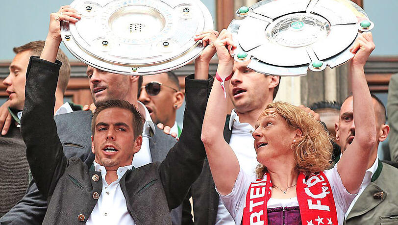 Gemeinsame Meisterparty im Jahr 2016: Philipp Lahm und Melanie Behringer (r.), die damalige Kapitänin der Bayern-Frauen. firo/Augenklick Gemeinsame Meisterparty im Jahr 2016: Philipp Lahm und Melanie Behringer (r.), die damalige Kapitänin der Bayern-Frauen. firo/Augenklick