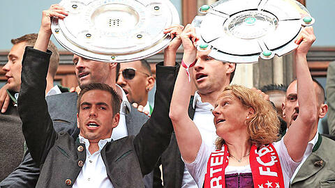 Gemeinsame Meisterparty im Jahr 2016: Philipp Lahm und Melanie Behringer (r.), die damalige Kapitänin der Bayern-Frauen.  firo/Augenklick