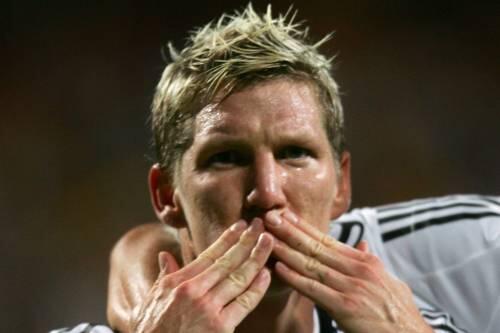 Ein Küsschen für die Fans: DFB-Kapitän Bastian Schweinsteiger trifft zum 1:0 und feiert.