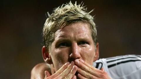 Ein Küsschen für die Fans: DFB-Kapitän Bastian Schweinsteiger trifft zum 1:0 und feiert.