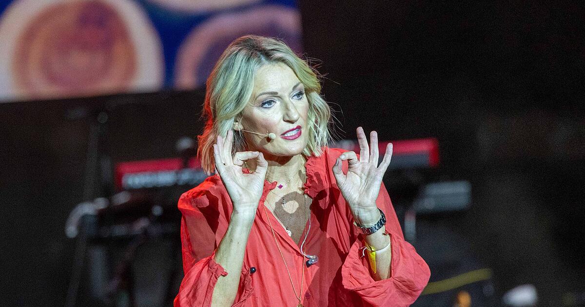 Weihnachten-bei-Monika-Gruber-Warum-die-Feiertage-zur-Nervenprobe-werden