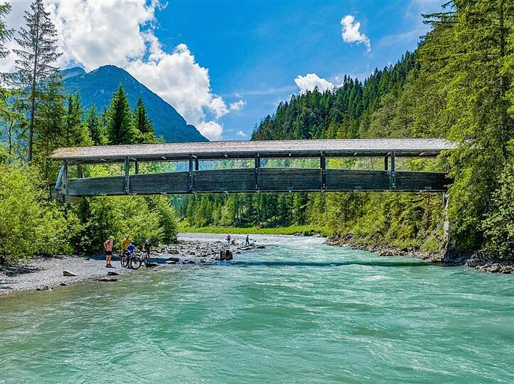Naturparkregion Lechtal: Sowohl der Lechweg als auch der Lechradweg führen immer am Fluss entlang. Naturparkregion Lechtal: Sowohl der Lechweg als auch der Lechradweg führen immer am Fluss entlang.