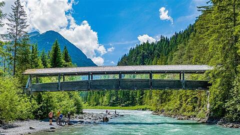 Naturparkregion Lechtal: Sowohl der Lechweg als auch der Lechradweg f&uuml;hren immer am Fluss entlang.