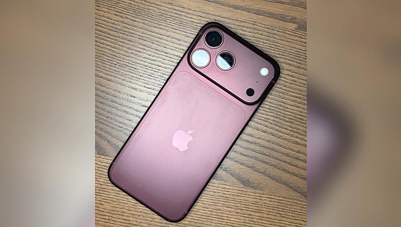 Das iPhone 18 Pro Max in der Farbe Burgunder. Das iPhone 18 Pro Max in der Farbe Burgunder.