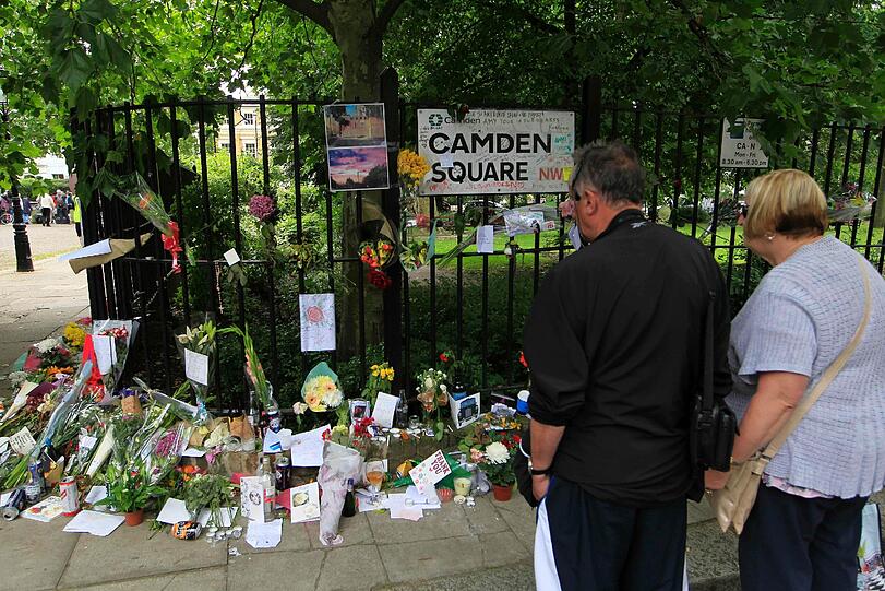 Zahlreiche Fans gedachten ihrer vor ihrem Haus am Camden Square in London.