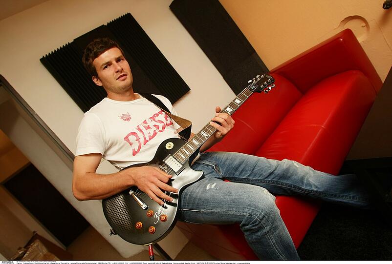 Ex-Löwe Andreas Görlitz spielt leidenschaftlich gerne Gitarre - auch in seiner eigenen Band "Room 77"