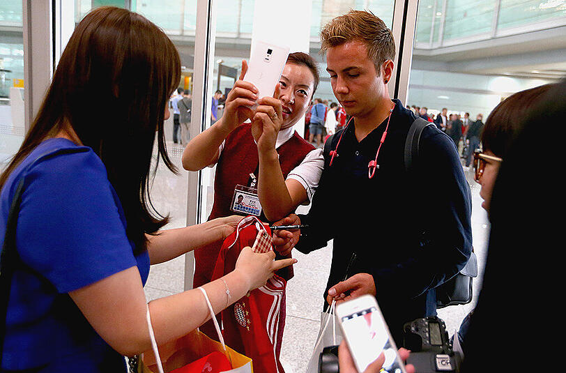 Der FC Bayern ist am Freitag in Peking gelandet und wurde von rund 1000 Fans schon am Flughafen frenetisch gefeiert. Die Bilder von der Ankunft.