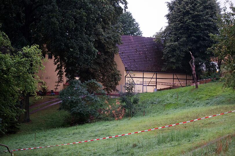 Das Gelände um den Hof wurde von der polizei weiträumig abgesperrt.