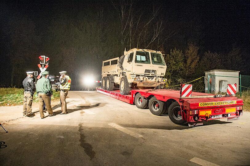 Schlimmer Zugunfall in der Oberpfalz: Durch die extreme Hitzeentwichklung konnte sich die Feuerwehr nicht sofort dem Zug nähern.