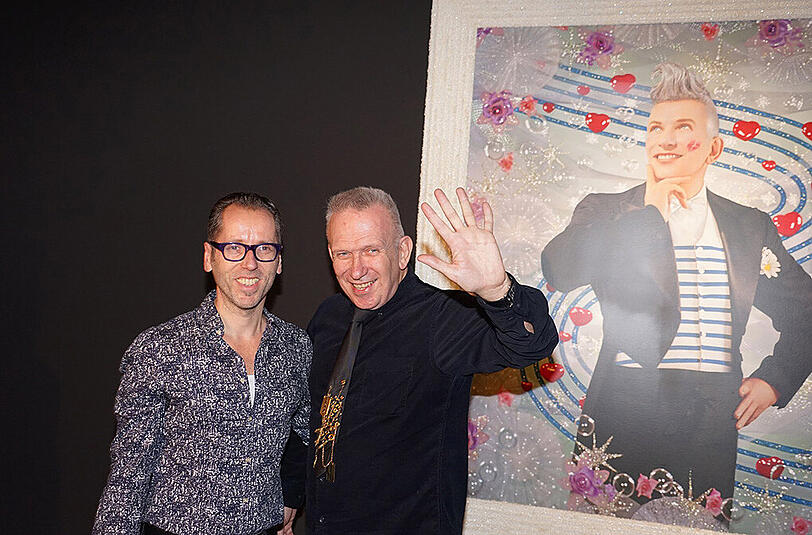 Der französische Star Designer Jean Paul Gaultier war am Dienstag zu Besuch in München. Er überreichte der Münchner Aids-Hilfe einen Scheck über 100.000 Dollar.