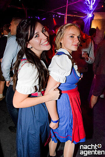 Zur Wiesn machen die Münchner im Neuraum nonstop Party.