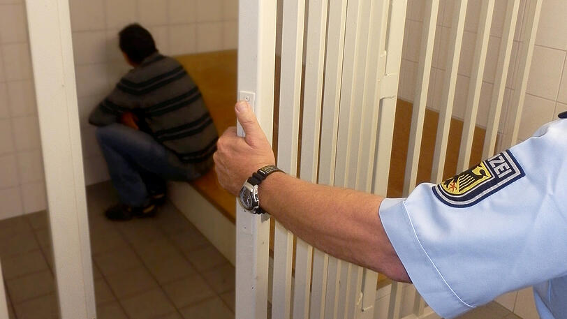 Fast täglich nehmen Bundespolizisten am Münchner Flughafen mit Haftbefehl gesuchte Reisende fest. Dass ein Fluggast wegen fast vierzig Straftaten gesucht wird, ist aber auch für die erfahrenen Beamten nicht alltäglich. (Symbolbild)