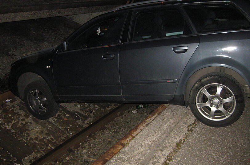 Das Heck auf der Rampe, die Frontpartie auf dem Gleis - der Audi des 23-Jährigen nach dem Unfall.