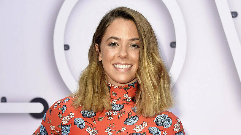 Künstlerin Vanessa Mai versucht in der August-Ausgabe der Abendshows von "Bares für Rares" eine Rarität an den Händler zu bringen