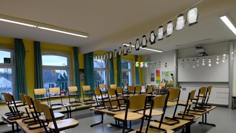 Stühle stehen in einem Klassenzimmer in einer Grundschule auf den Tischen. Foto: Caroline Seidel/dpa/Archivbild Stühle stehen in einem Klassenzimmer in einer Grundschule auf den Tischen. Foto: Caroline Seidel/dpa/Archivbild