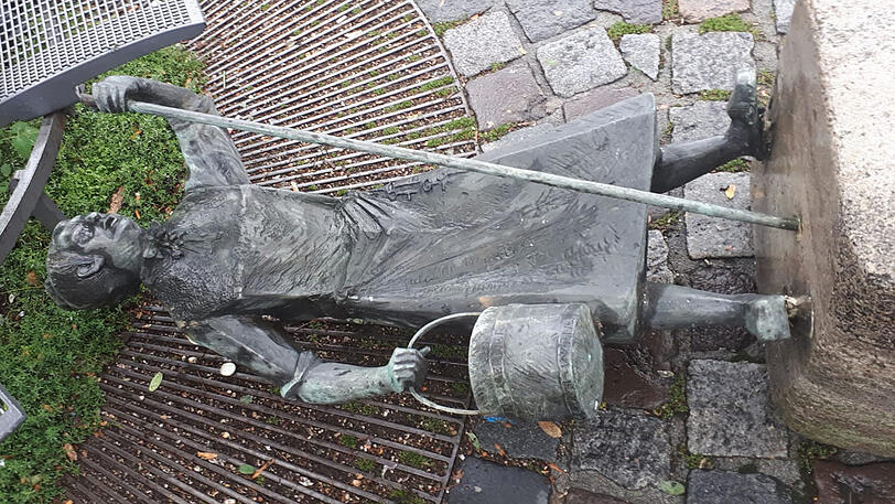 Die Statue des Brunnens ist umgestürzt. Die Ursache ist noch unklar.