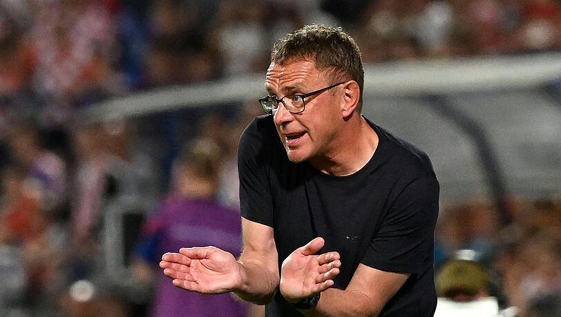 Österreichs Trainer Ralf Rangnick gibt seinen Spielern Anweisungen während der Partie gegen Kroatien. Österreichs Trainer Ralf Rangnick gibt seinen Spielern Anweisungen während der Partie gegen Kroatien.