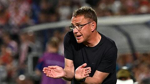 Österreichs Trainer Ralf Rangnick gibt seinen Spielern Anweisungen während der Partie gegen Kroatien.
