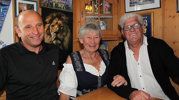 Die Löwen-Mama hatte ein Händchen für die Granden der Sechzger, für die Sorgen der jungen Spieler und selbstverständlich für die bayerisch-deftige Küche: Thomas Miller (l.) und Werner Lorant nehmen Christl Estermann in ihre Mitte.