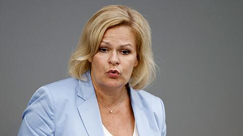 "Wir müssen weiter die Leben vieler Menschen schützen, die vor Putins barbarischem Krieg fliehen mussten", sagt Bundesinnenministerin Nancy Faeser (SPD).