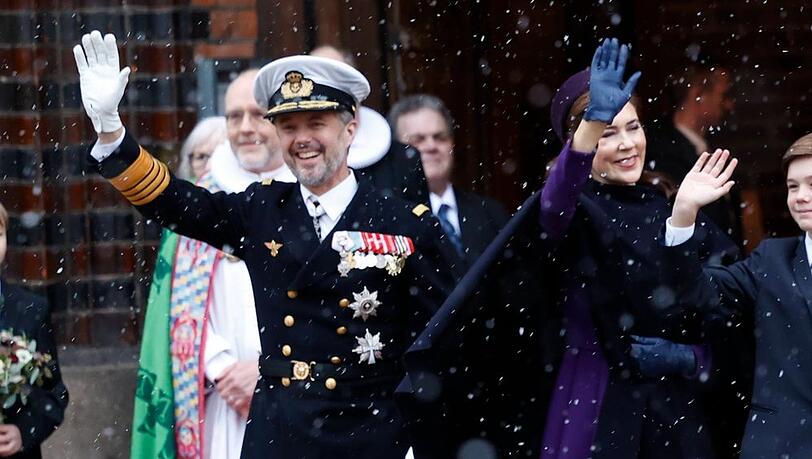 Gut gelaunt zeigten sich König Frederik und Königin Mary am Sonntagmittag vor dem Dom in Aarhus. Sie winkten lachend den zahlreichen Zuschauern zu.
