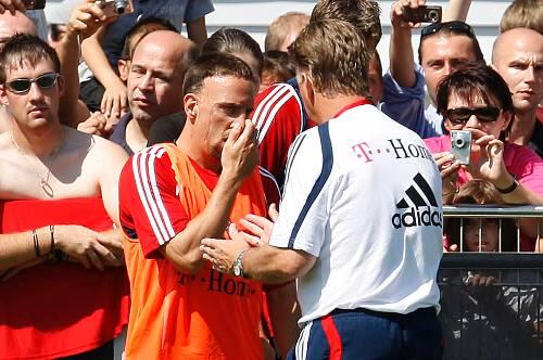 Kommunikationsprobleme? Franck Ribéry (l.) während des Trainings an der Säbener Straße mit Coach Louis van Gaal.