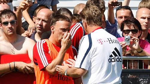 Kommunikationsprobleme? Franck Ribéry (l.) während des Trainings an der Säbener Straße mit Coach Louis van Gaal. Kommunikationsprobleme? Franck Ribéry (l.) während des Trainings an der Säbener Straße mit Coach Louis van Gaal.
