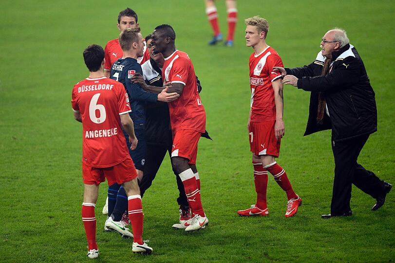Der Fan-Wahnsinn: In Düsseldorf stürmten die Fortuna-Anhänger den Platz vor dem Abpfiff.