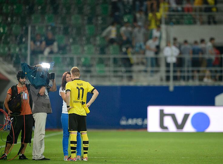 Was Klopp nicht sagte, dachte er bestimmt, wie auch BVB-Geschäftsführer Hans-Joachim Watzke und Sportdirektor Michael Zorc. Allein die Rückholaktion von Reus, für den 17,1 Millionen Euro Ablösesumme an Mönchengladbach fällig wurden, war schon ein Husarenstück, weil auch der FC Bayern aus dem Feld geschlagen worden war. Dazu scheint Reus jeden Cent wert und immun gegen die hohen Erwartungen, die ihm aufgeladen werden. &ldquo;Natürlich ist Anspannung da&bdquo;, sagte der 23-Jährige. &ldquo;Aber ich mache mir keinen Druck und spiele meinen Fußball.&bdquo; Dorthin scheint auch Götze wieder zu kommen. Bei der Saisoneröffnung 2011 traf er beim 3:1 gegen den Hamburger SV zum 2:0 und bereitete die Tore von Kevin Großkreutz vor. Danach wurde er für seine Leistung beim 3:2 Deutschlands gegen Brasilien von Beckenbauer zum deutschen &ldquo;Messi&bdquo; gemacht.
