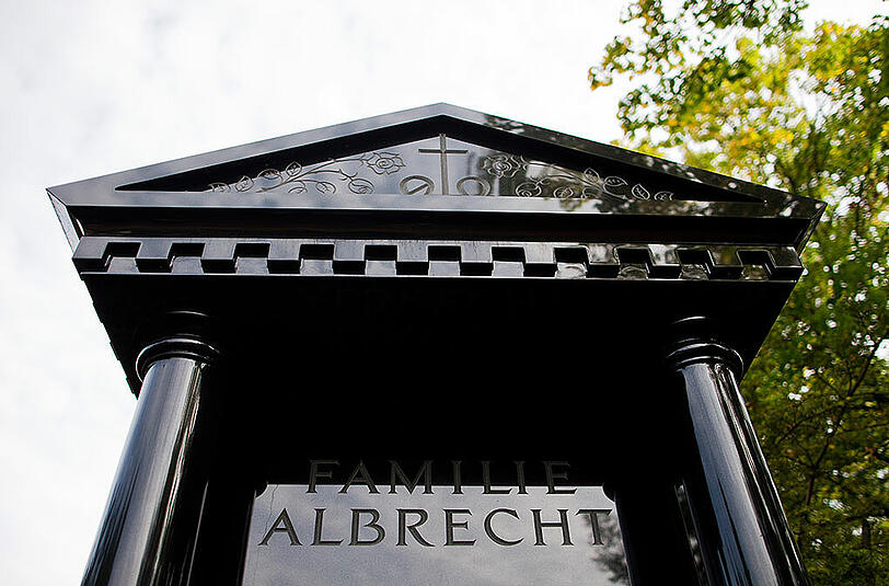 Karl Albrecht ist tot. Auf dem Bild: Blick auf das Grab der Familie Albrecht auf dem Friedhof Bredeney in Essen. Hier wurde Karls Bruder Theodor, der Gründer von Aldi Nord begraben.