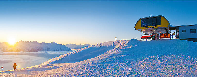 Sonnenuntergang an der Bergstation der neuen Zirbenbahn.