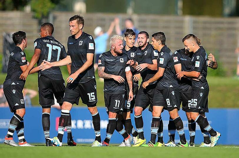 Am Freitagabend fand das Testspiel zwischen dem TSV 1860 und dem FC Basel statt. Sascha Mölders rettete den Löwen durch ein Tor in den letzten Minuten das 1:1-Unentschieden. Die Bilder.
