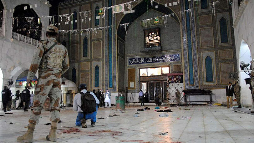 Innenansicht des Sufi-Schreins Lal Shahbaz Qalandar nach dem Sprengstoffanschlag.