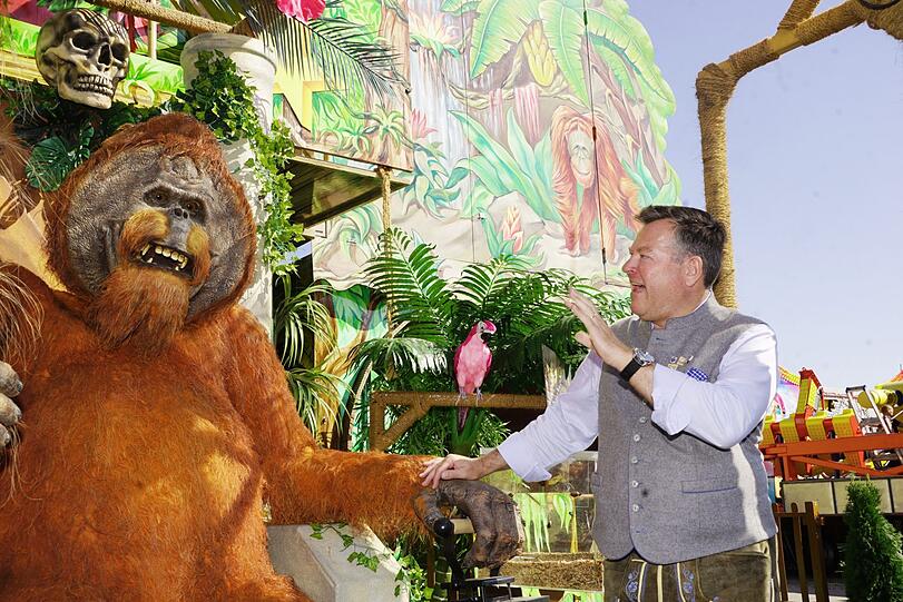 Clan-Chefs unter sich: Josef Schmid und ein namenloser Orang-Utan beim Neuheiten-Rundgang.
