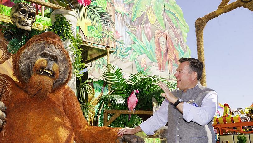 Clan-Chefs unter sich: Josef Schmid und ein namenloser Orang-Utan beim Neuheiten-Rundgang. Clan-Chefs unter sich: Josef Schmid und ein namenloser Orang-Utan beim Neuheiten-Rundgang.