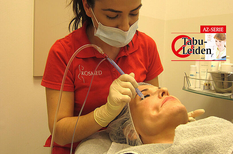 Eine Patientin bei einer Jet-Peel-Behandlung.