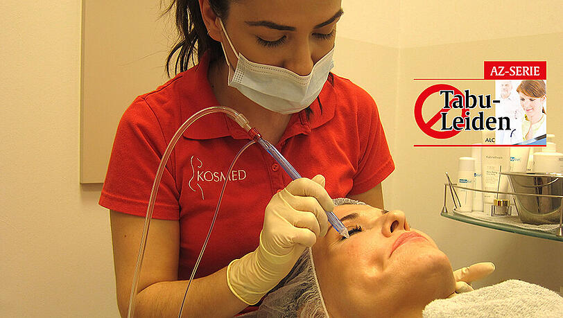 Eine Patientin bei einer Jet-Peel-Behandlung. Eine Patientin bei einer Jet-Peel-Behandlung.