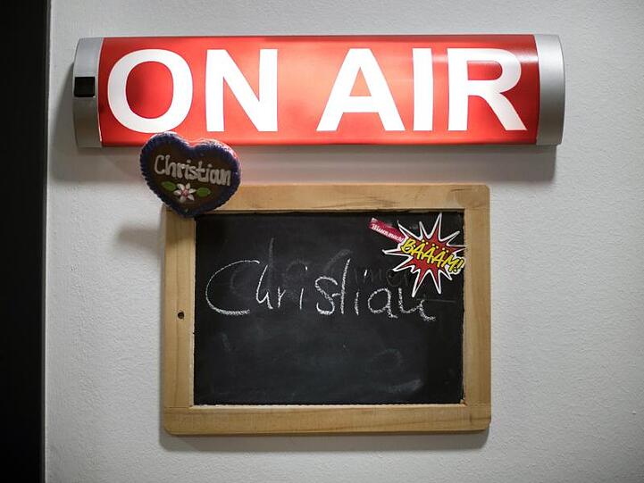 Ein Lichtsignal "On air" leuchtet vor dem Arbeitszimmer in der Web-Individualschule.