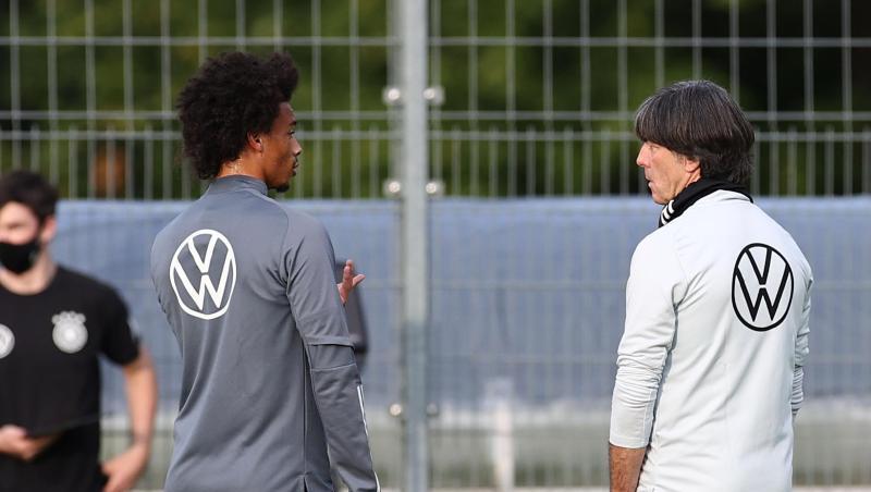 Kann wieder auf Leroy Sané (l) zurückgreifen: Bundestrainer Joachim Löw.