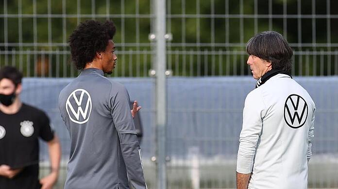 Kann wieder auf Leroy Sané (l) zurückgreifen: Bundestrainer Joachim Löw.