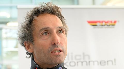 Langlauf-Teamchef Peter Schlickenrieder ist sauer auf den Ski-Weltverband.
