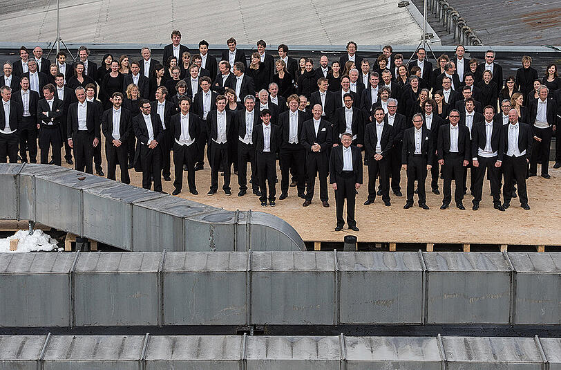 Die Musiker des Sinfonieorchesters des Bayerischen Rundfunks posieren für ein Gruppenfoto auf einem Dach an der Kultfabrik im neuen Werksviertel.
