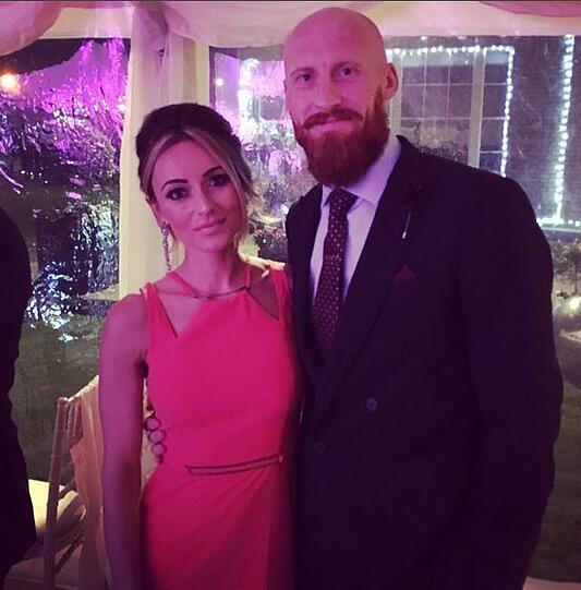 Wales: Verteidiger James Collins hat mit seiner Frau Sammy drei Kinder.