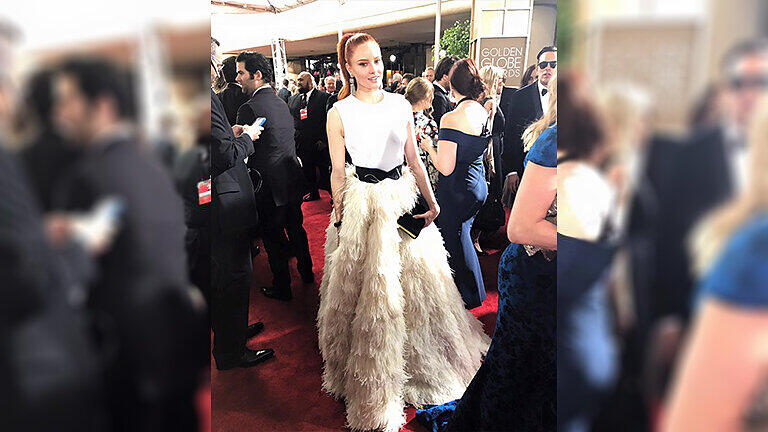 Barbara Meier mit einem Fransenkleid auf dem roten Teppich der Golden Globes