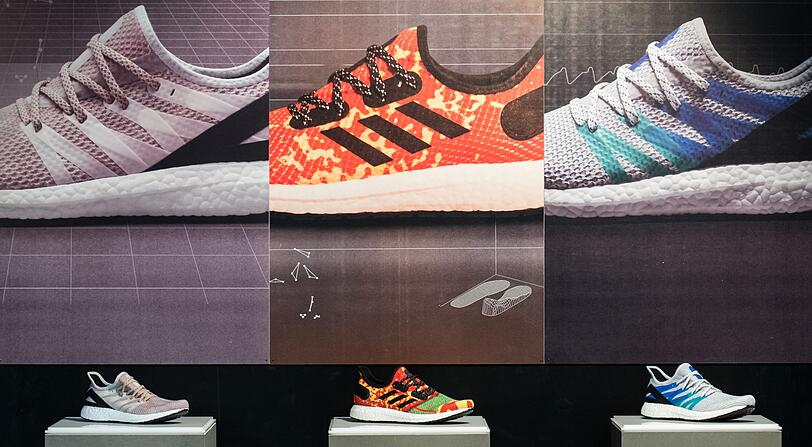 Schuhe des Sportartikelherstellers adidas AG, die in der Speed-Factory hergestellt wurden, stehen während der Bilanz-Pressekonferenz des Unternehmens zur Ansicht bereit.