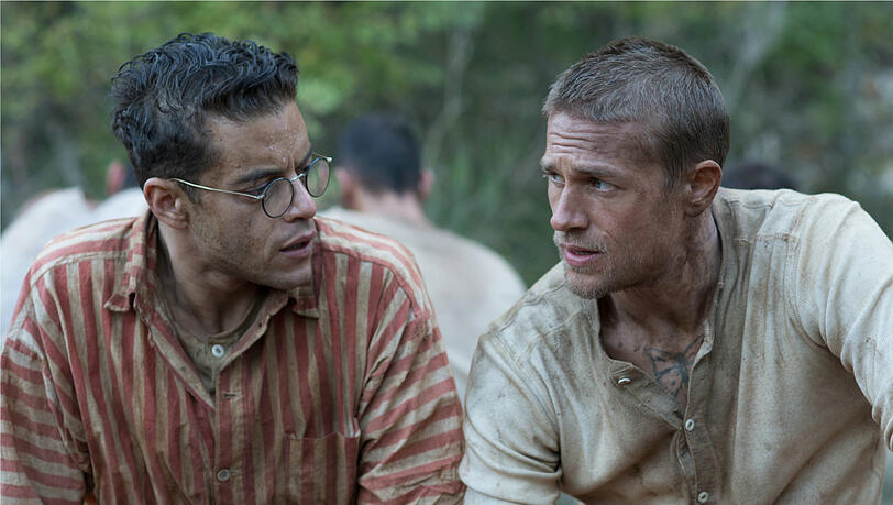 Zwischen Dega (Rami Malek) und Papillon (Charlie Hunnam) entwickelt sich eine tiefe Freundschaft. Zwischen Dega (Rami Malek) und Papillon (Charlie Hunnam) entwickelt sich eine tiefe Freundschaft.
