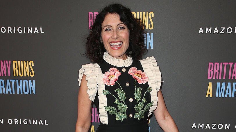 Lisa Edelstein scheint mit den Fotografen am roten Teppich viel Spaß zu haben
